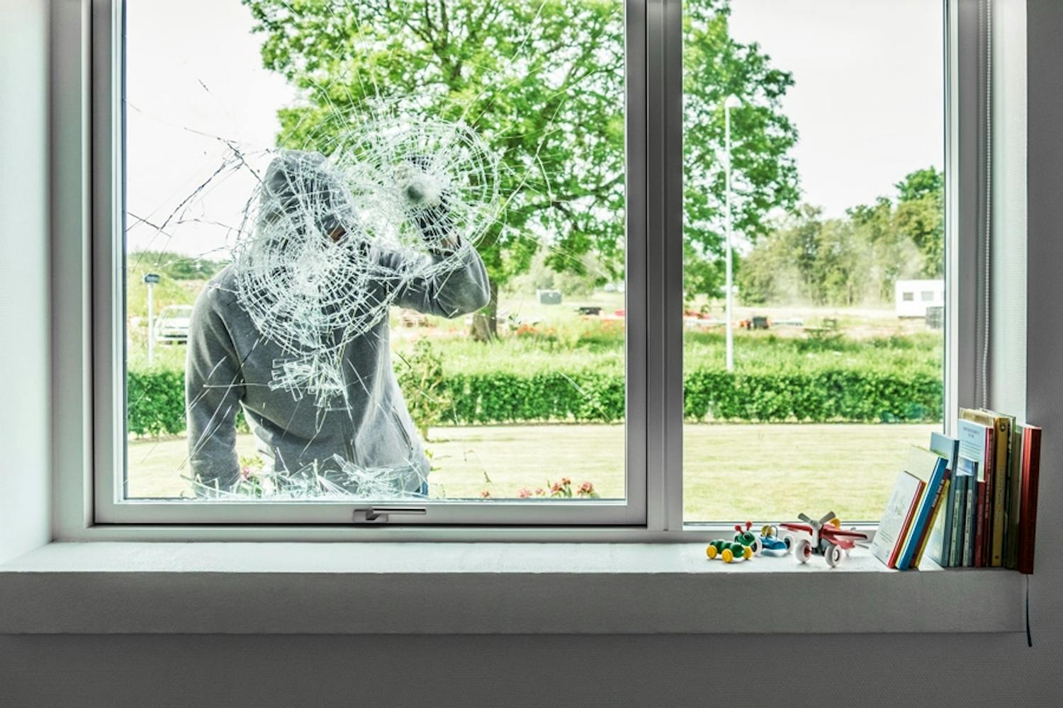 Stoppa tjuven med starkt säkerhetsglas av laminat. Stoppa tjuven med starkt säkerhetsglas av laminat.